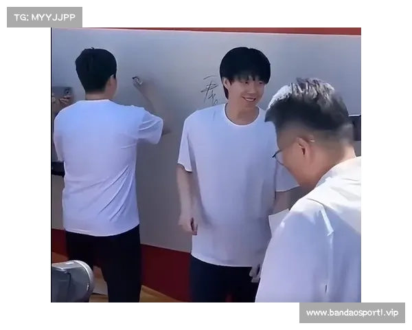 王楚钦幽默回应记者提问 梁靖崑笑成一团场面温馨有趣 王楚钦幽默回应记者提问 梁靖崑笑成一团场面温馨有趣