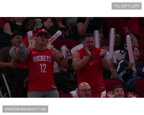 球迷激情四溢高喊口号现场火爆场面掀起全场热潮